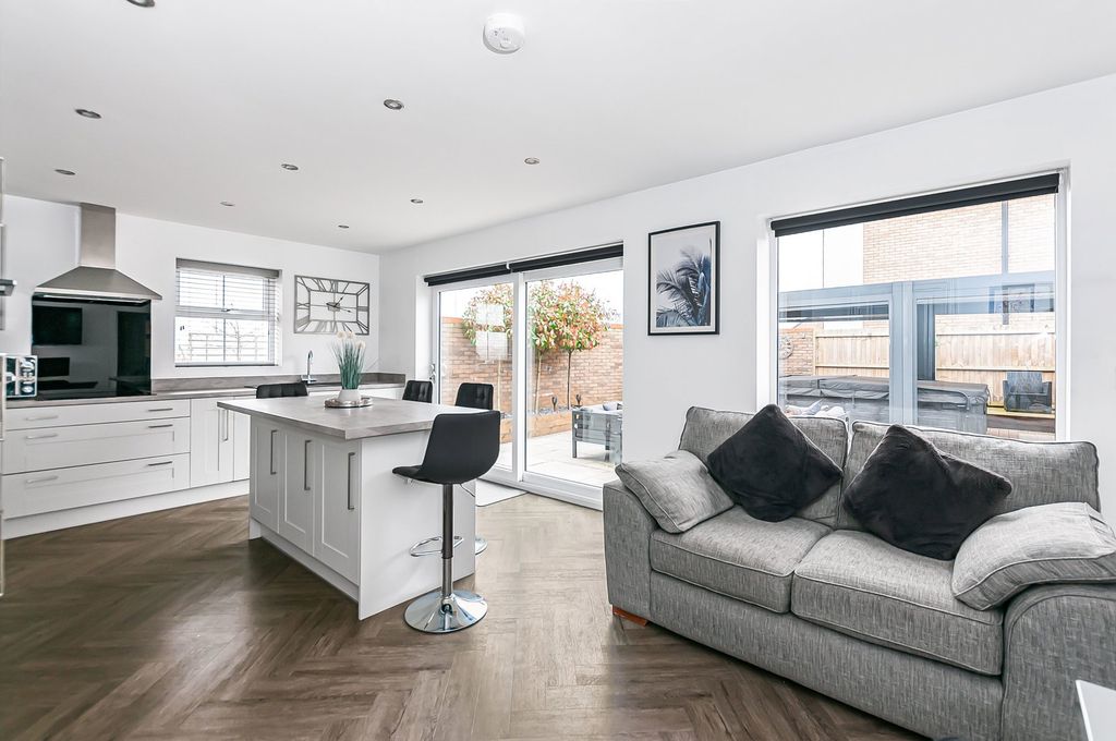 Property photo 2 of 28