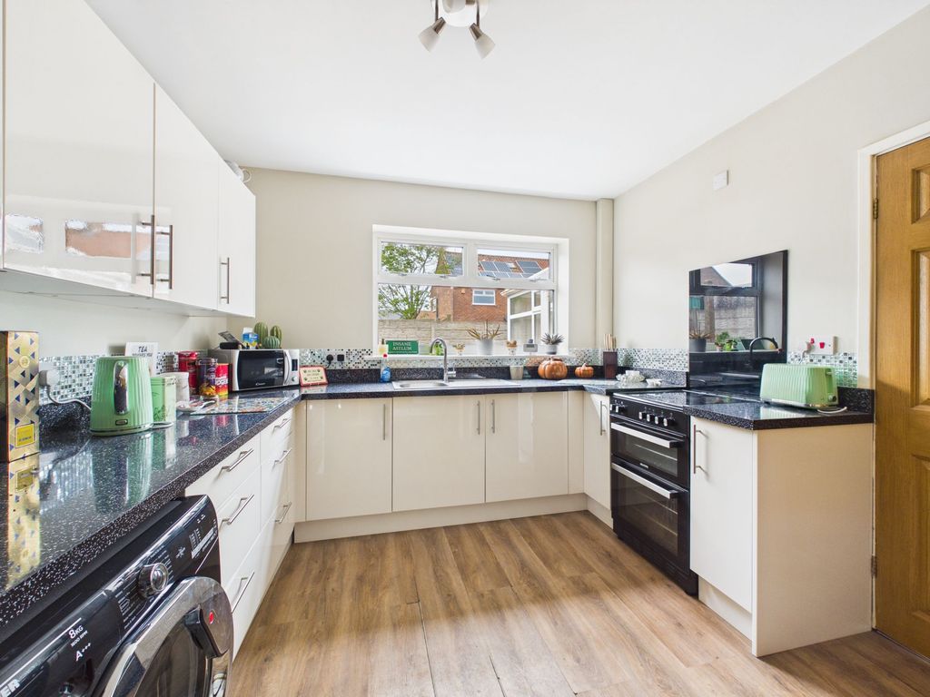 Property photo 2 of 14 Dining Kitchen
