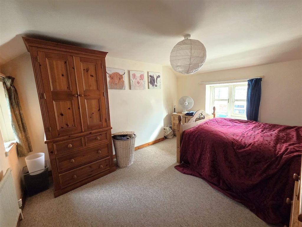 Property photo 2 of 9 56 Pound - Bedroom1.Jpg