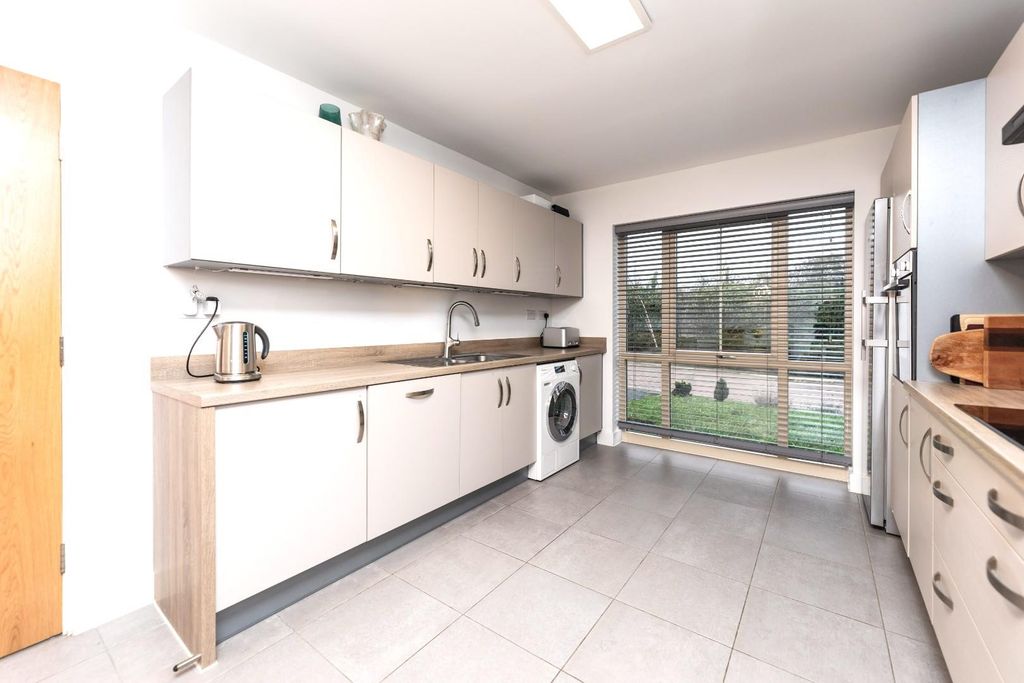 Property photo 2 of 17 Kitchen Bright.Jpg