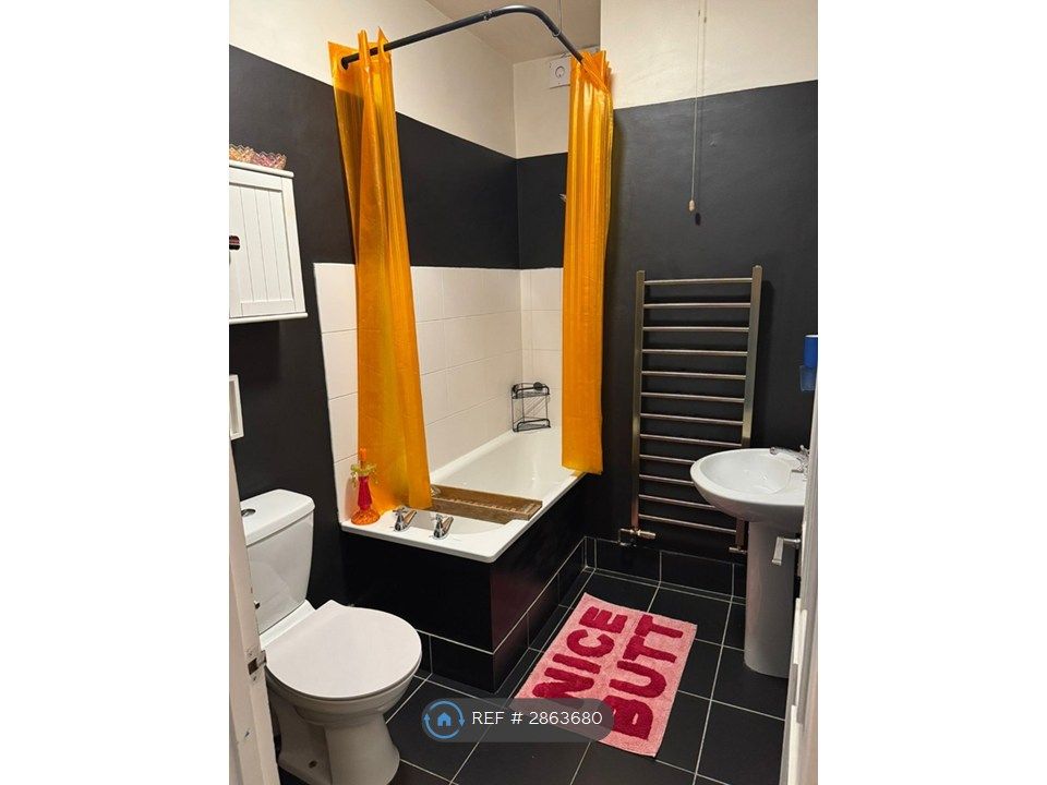 Property photo 3 of 9 Bathroom