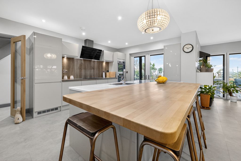 Property photo 2 of 29