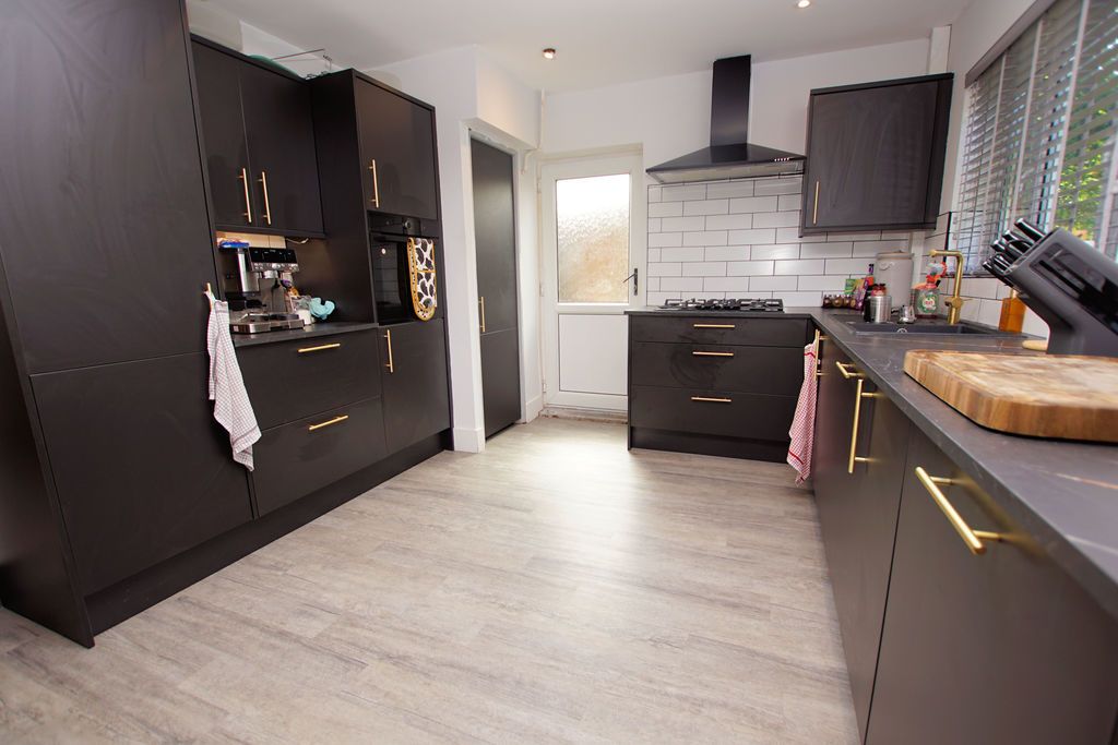 Property photo 2 of 18 Kitchen