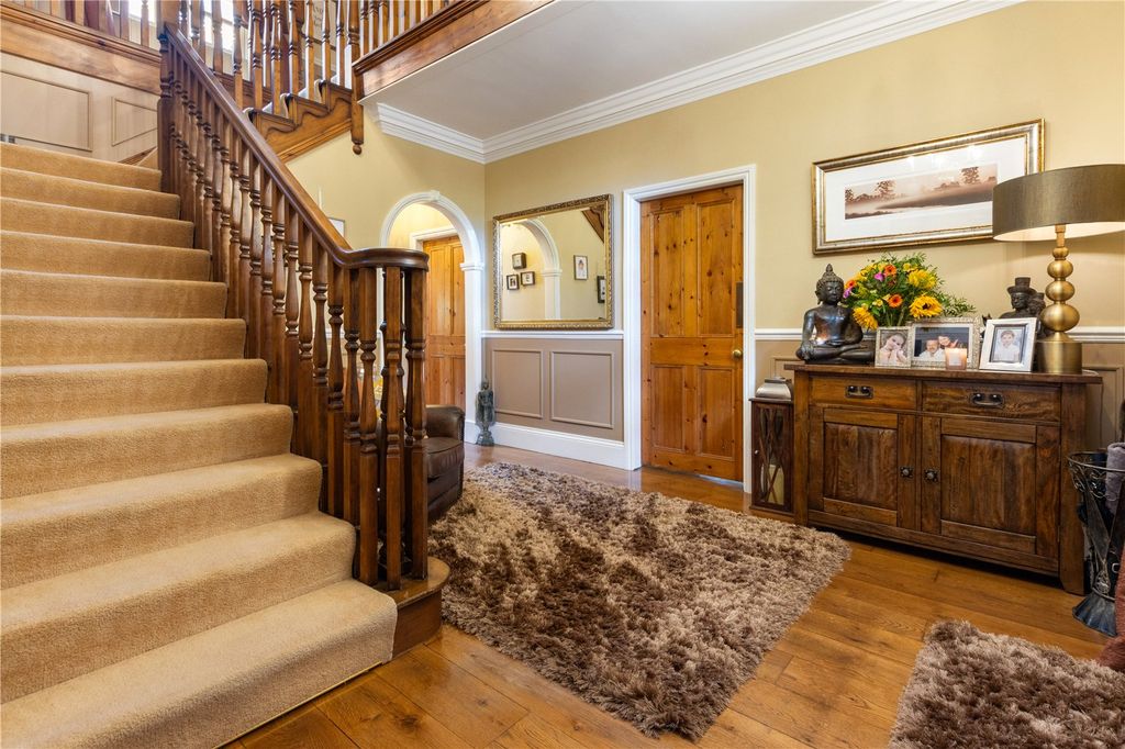 Property photo 2 of 18 Entrance Hall