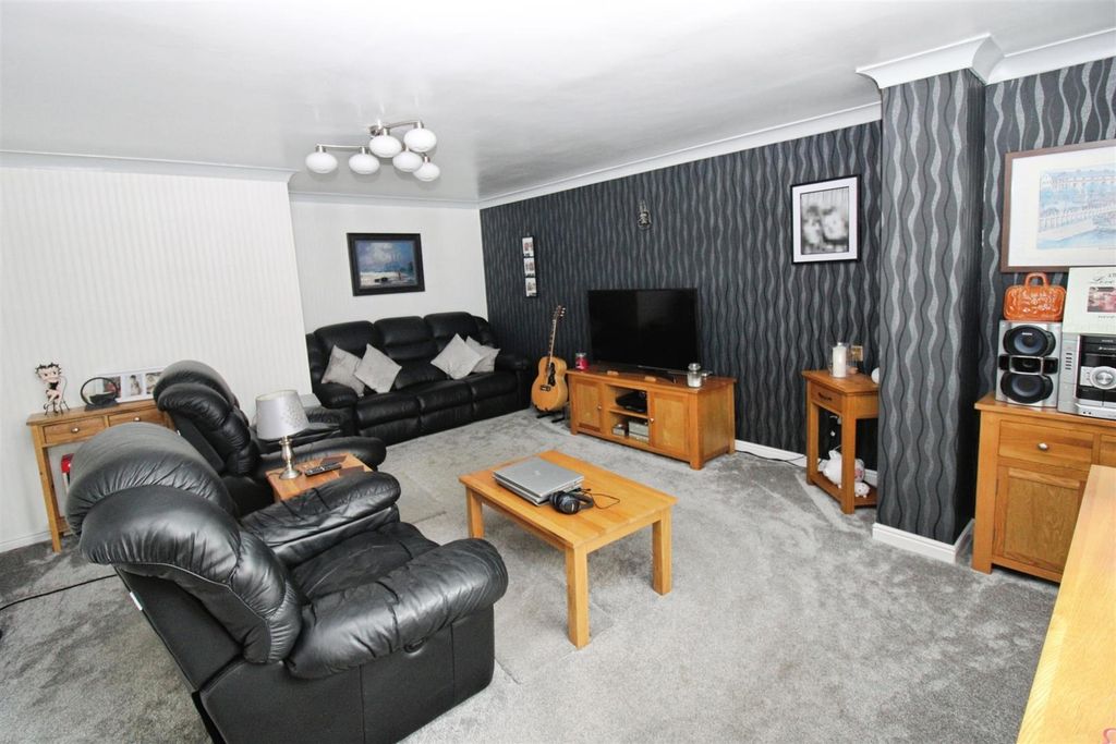 Property photo 3 of 17 Lounge