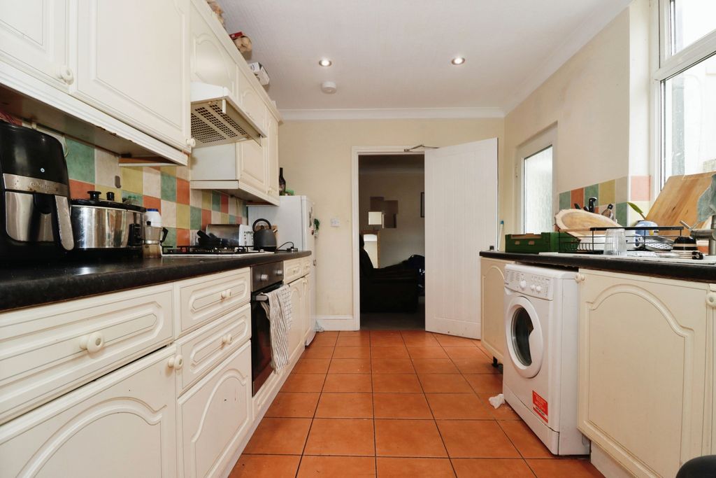 Property photo 3 of 17 Kitchen