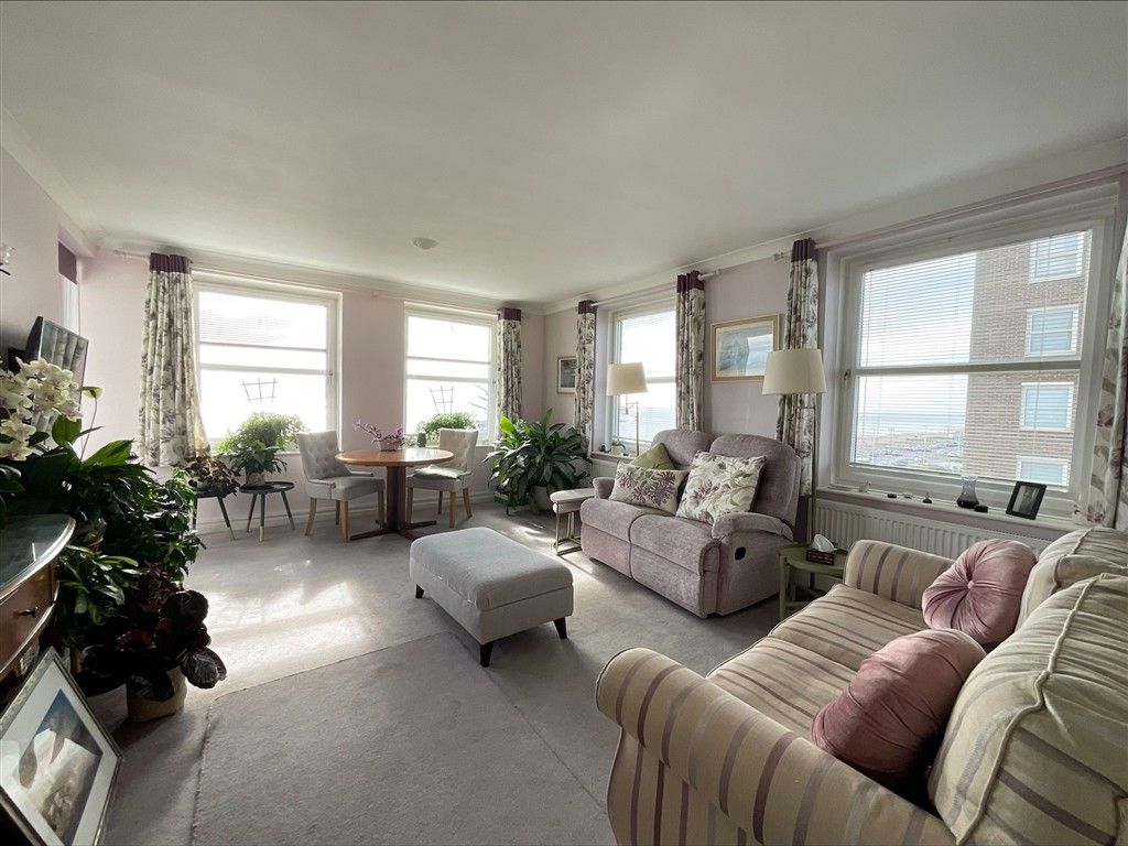 Property photo 3 of 15 Lounge