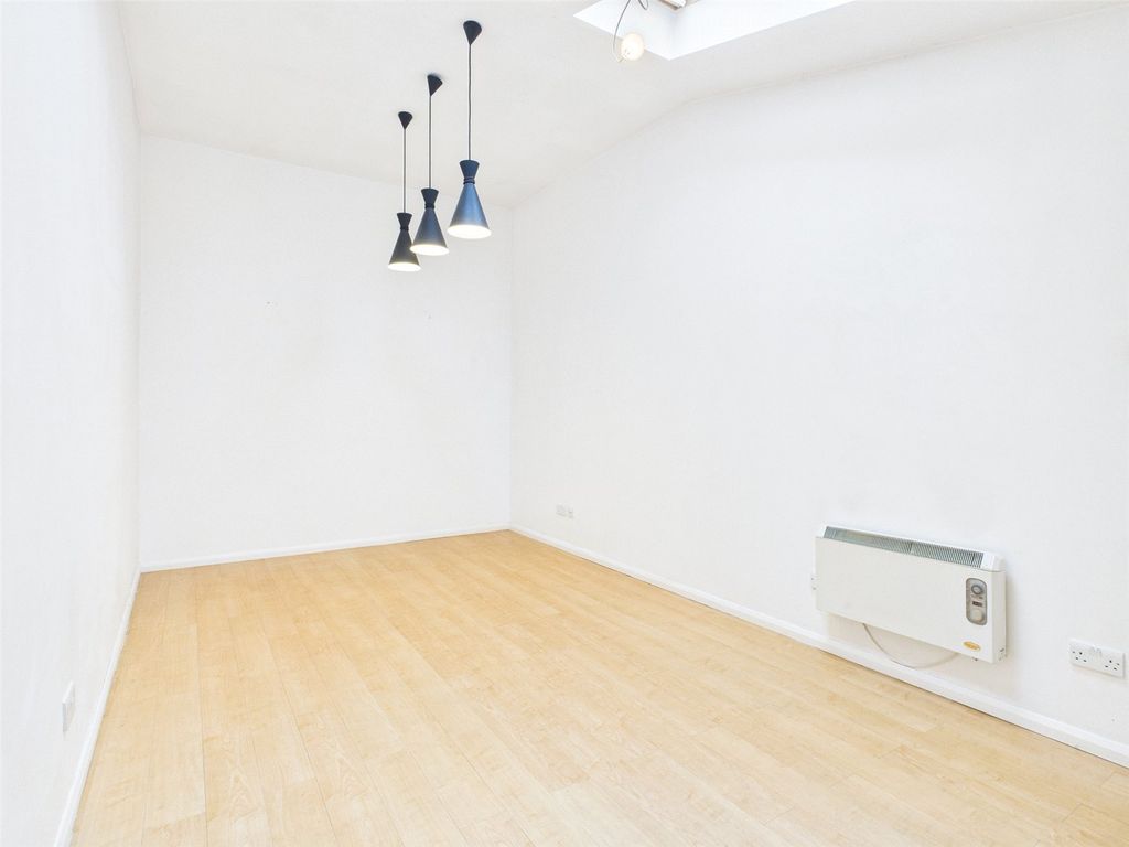 Property photo 2 of 8 Picture No. 10