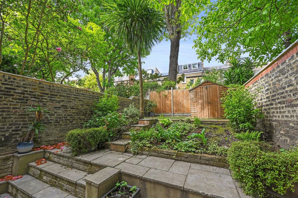 Property photo 1 of 8 Batoum Gardens