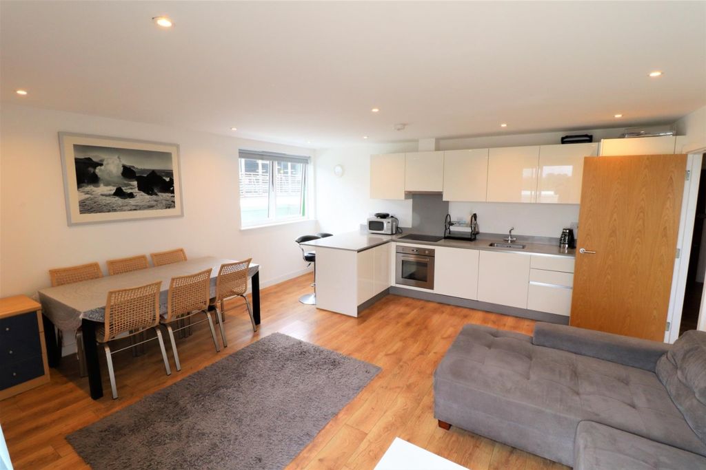 Property photo 3 of 6 Img_2912_Lge