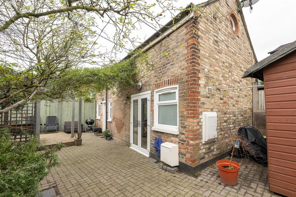 Property photo 1 of 27 Lansdowne Road, E17
