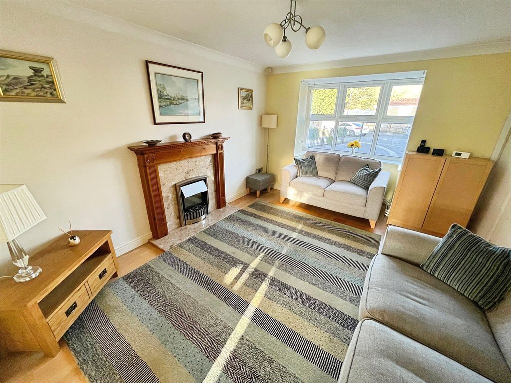 Property photo 3 of 14 Lounge