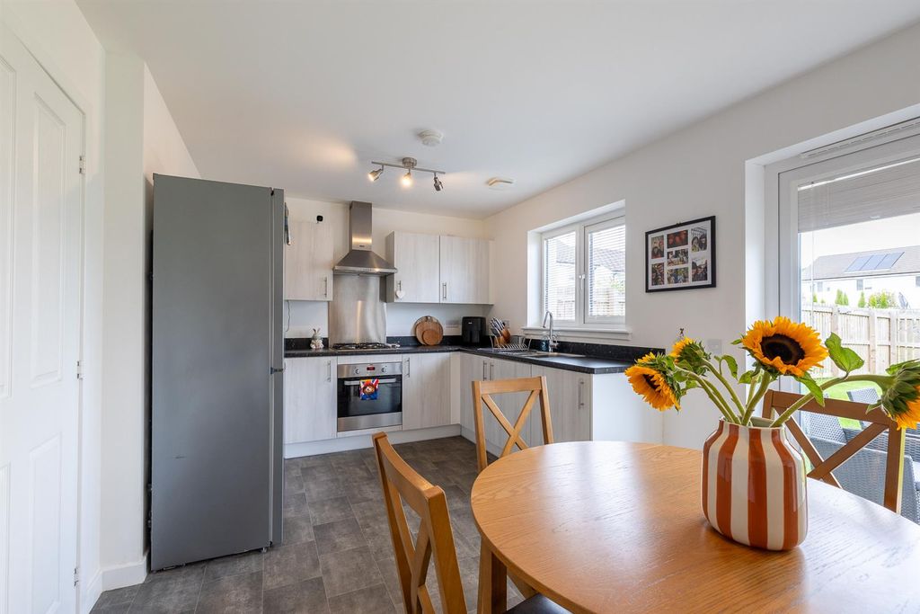 Property photo 3 of 21 8 Caesar Avenue Perth-14.Jpg
