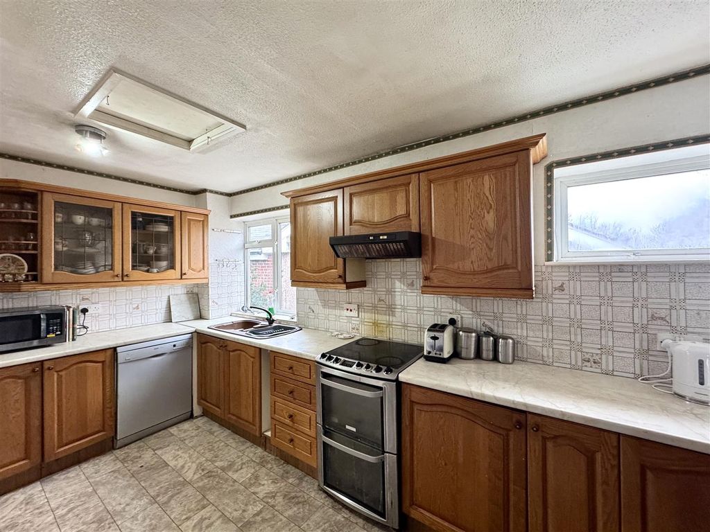Property photo 3 of 17 Kitchen/Breakfast Room