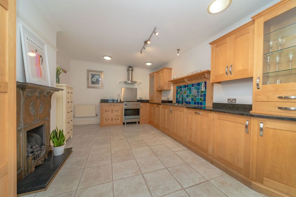 Property photo 3 of 23