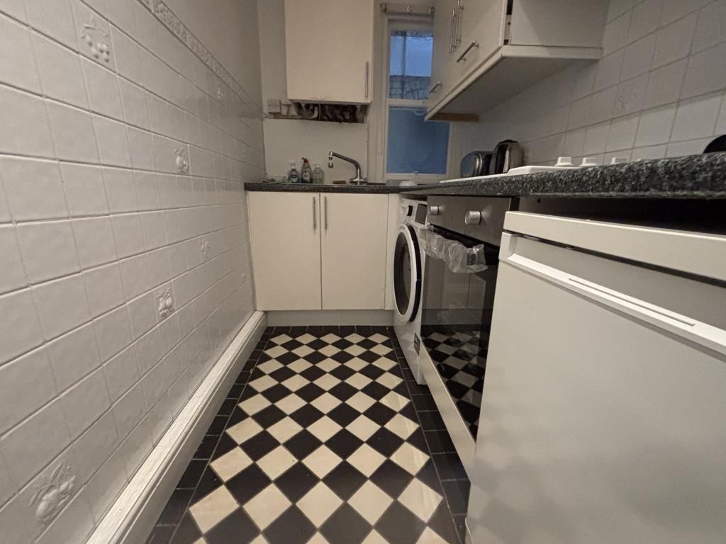 Property photo 2 of 6 Kitchen