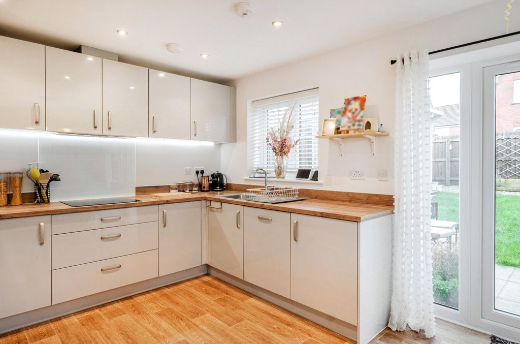 Property photo 3 of 16 Kitchen/Dining Room