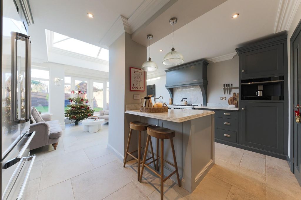 Property photo 3 of 25 Kitchen