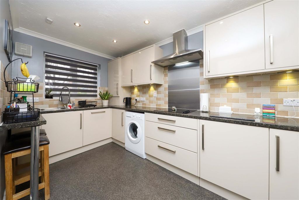 Property photo 3 of 14 Kitchen