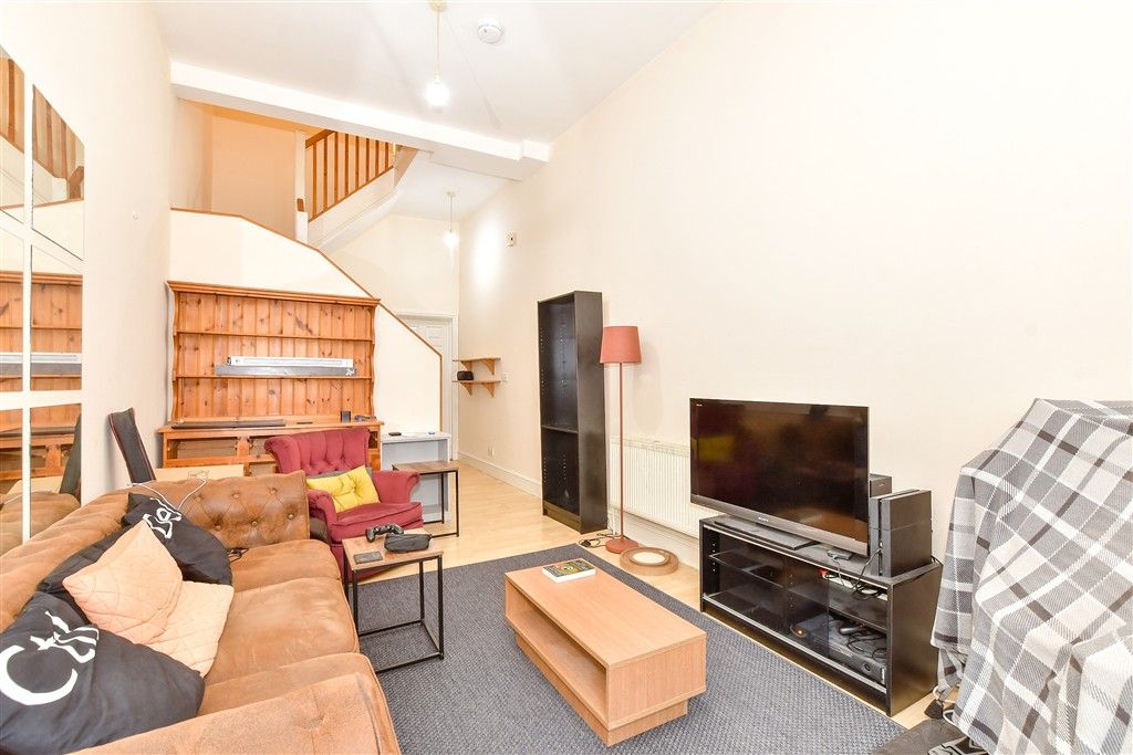 Property photo 3 of 6 Lounge