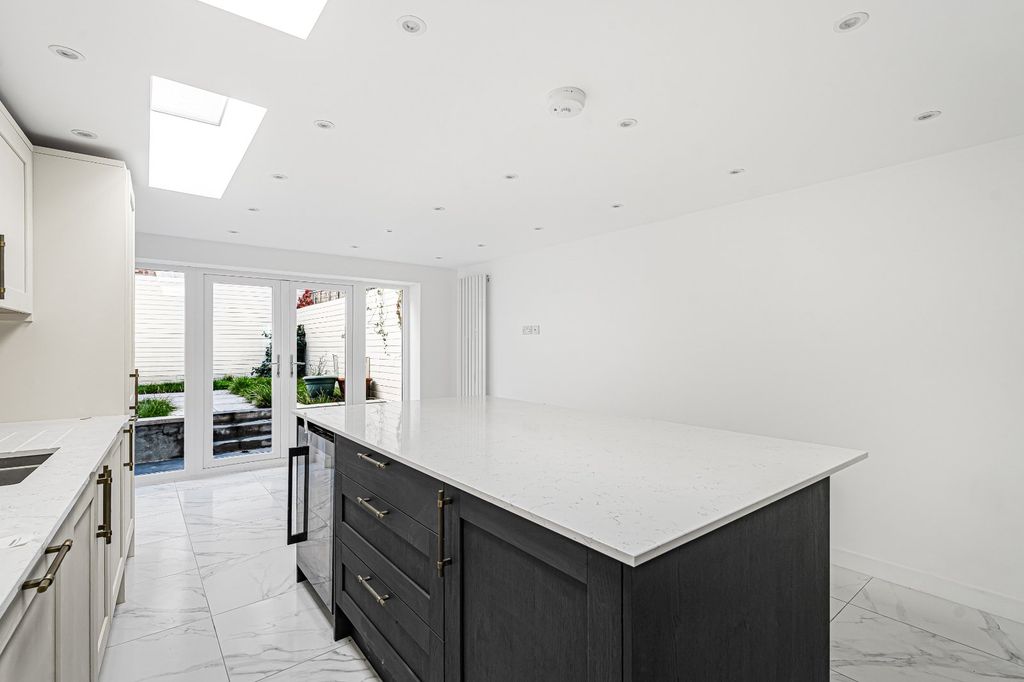 Property photo 3 of 12 Kitchen