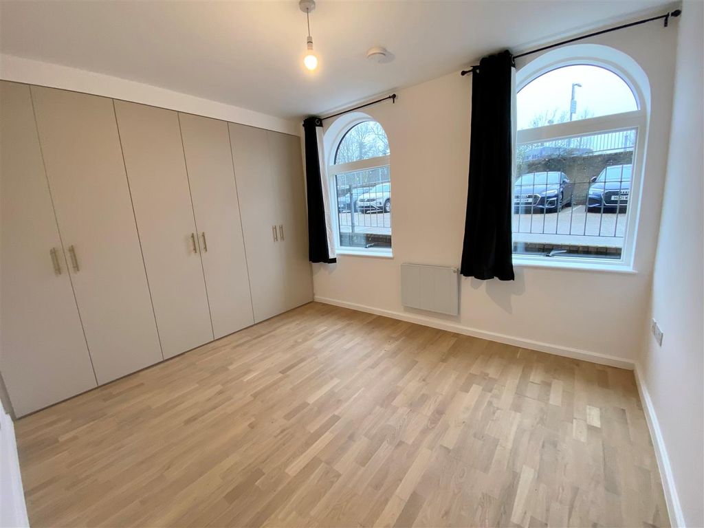 Property photo 3 of 8 Bedroom.Jpg