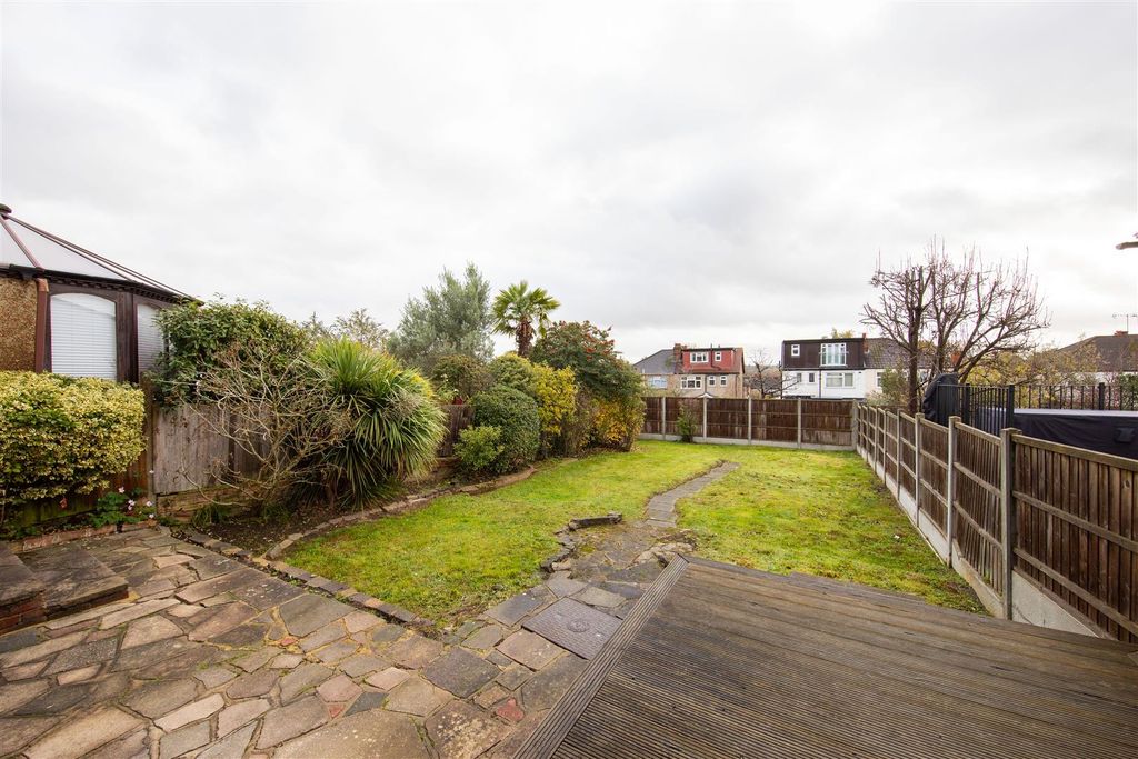 Property photo 2 of 30 Roding View, Ig9