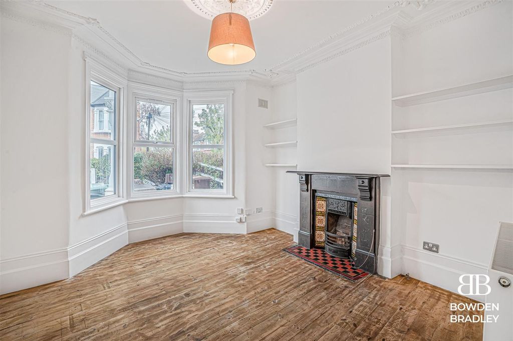 Property photo 3 of 14 Lounge