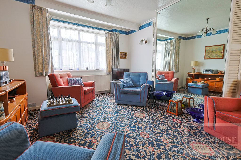 Property photo 2 of 27