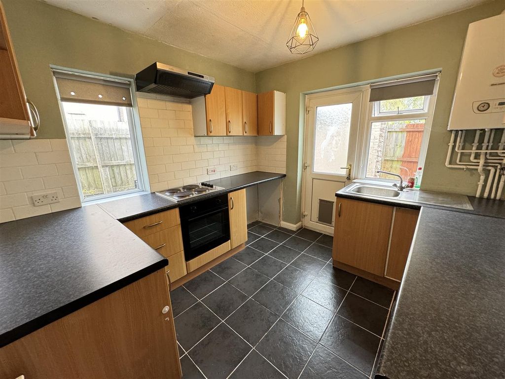 Property photo 3 of 11 Kitchen