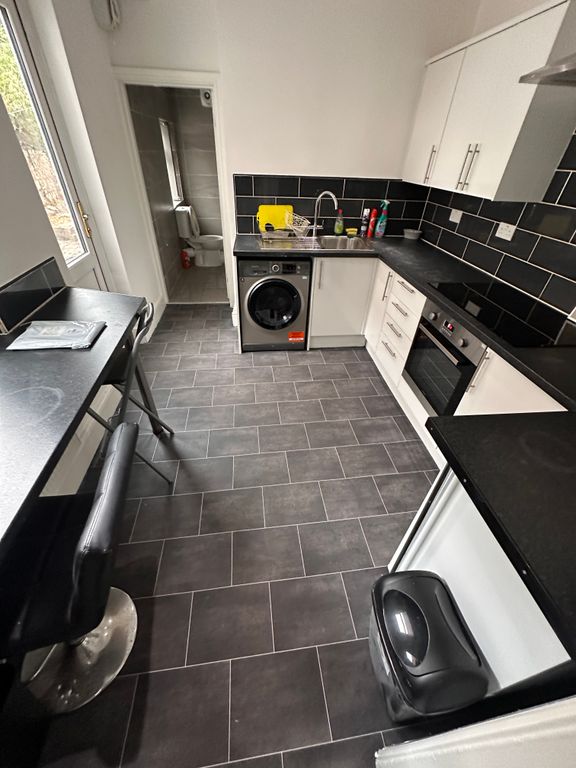 Property photo 3 of 8 Kitchen