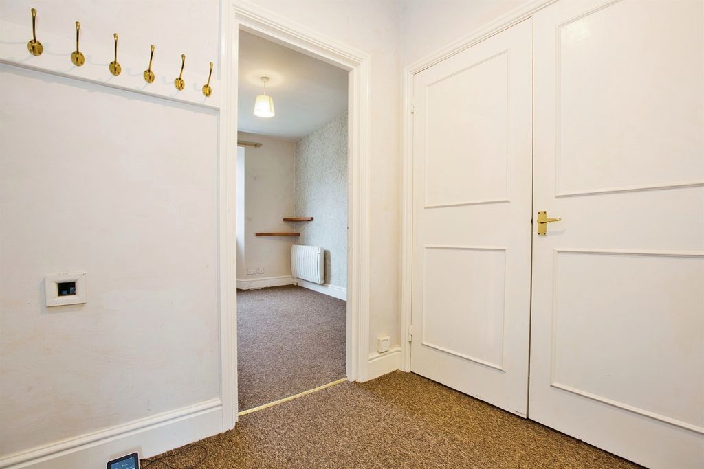 2 bed flat for saleMarket Square, Crewkerne TA18 photo 4