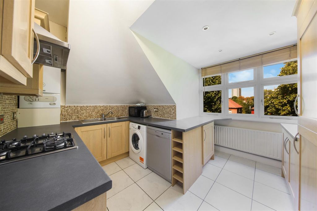 Property photo 2 of 8 Flat 5, 4 Chatsworth Road - 1E5Y5Pogvwxd5Ysd2W8N.J