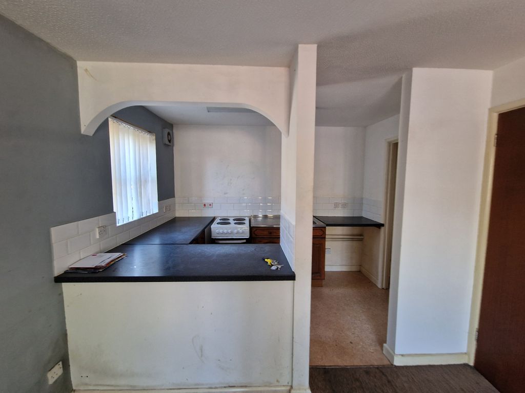 Property photo 3 of 10 Kitchen