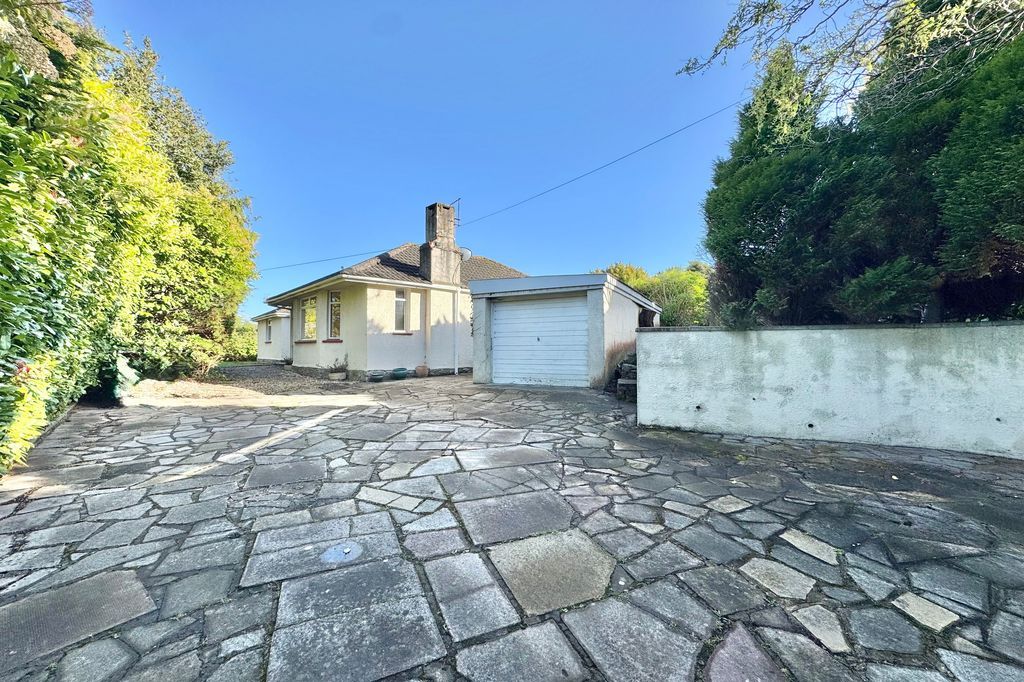 Property photo 1 of 24 Driveway &amp; Approach