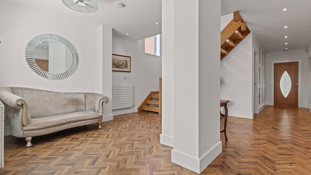 Property photo 3 of 34