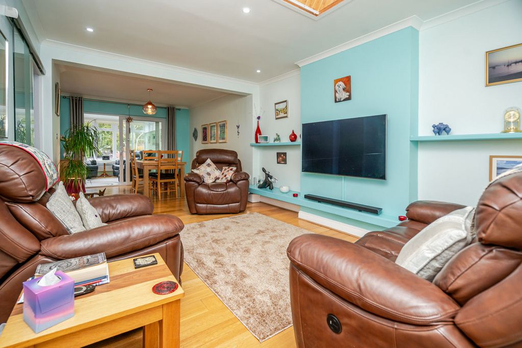 Property photo 2 of 31