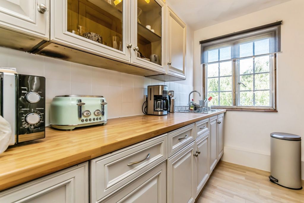 Property photo 3 of 17 Kitchen