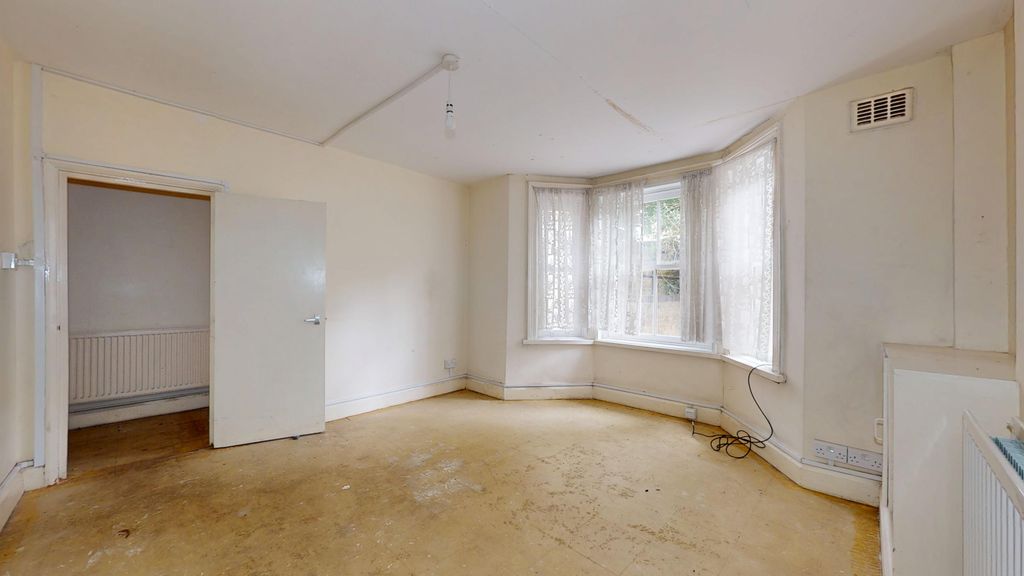 Property photo 2 of 18 78A, Lancaster Road, Notting Hill, London, W11 1Qs