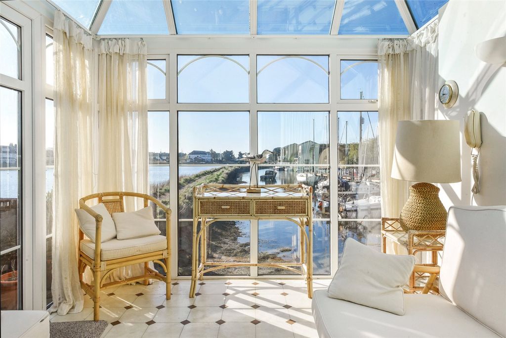 Property photo 3 of 14 Conservatory