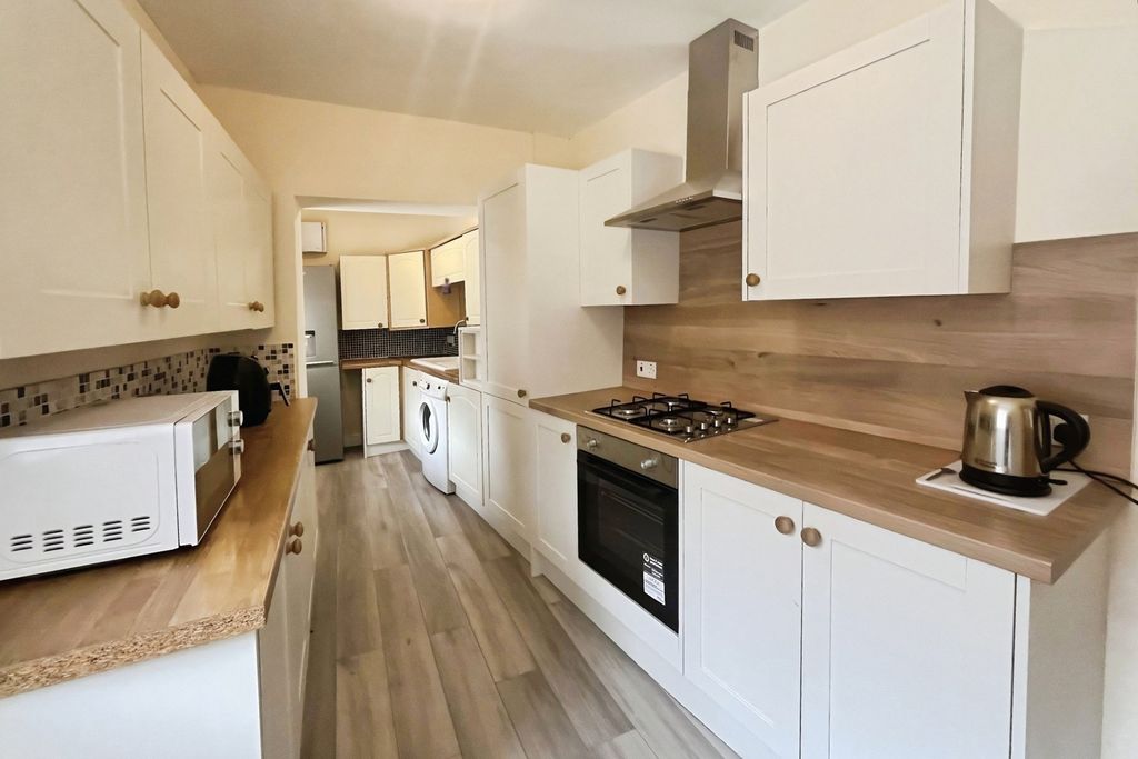 Property photo 2 of 10 Kitchen