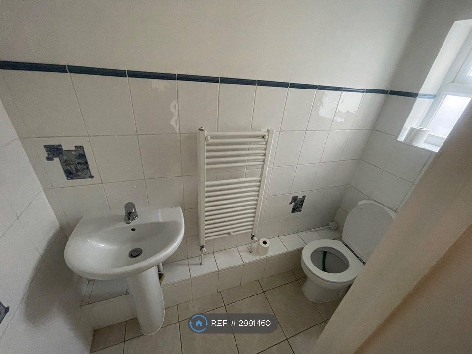Property photo 3 of 5 d/S Toilet In Utility Room