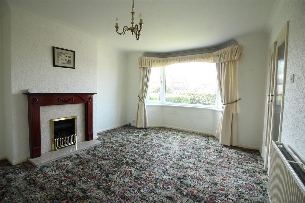 Property photo 3 of 11 Living Room