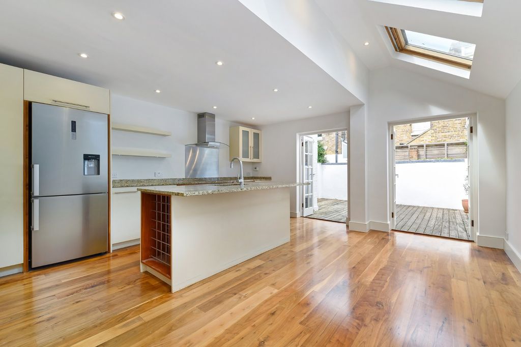 Property photo 2 of 12 Kitchen