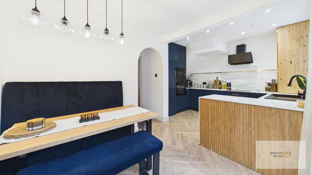 Property photo 3 of 19 Kitchen