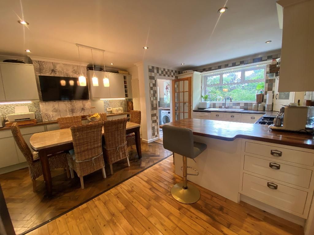 Property photo 3 of 31 Dining Kitchen