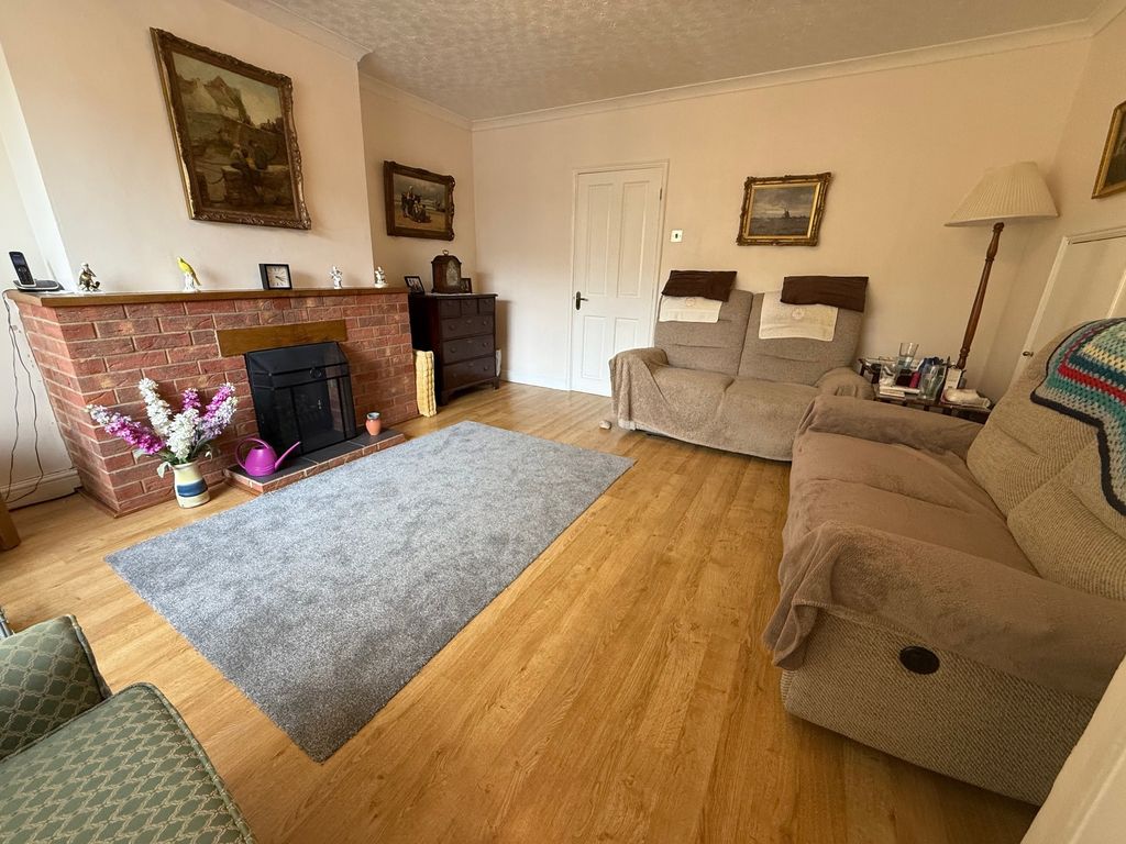 Property photo 2 of 16 Lounge