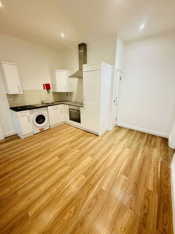 Property photo 1 of 18 2 Bed Flat To Rent High Street, New Malden Kt3