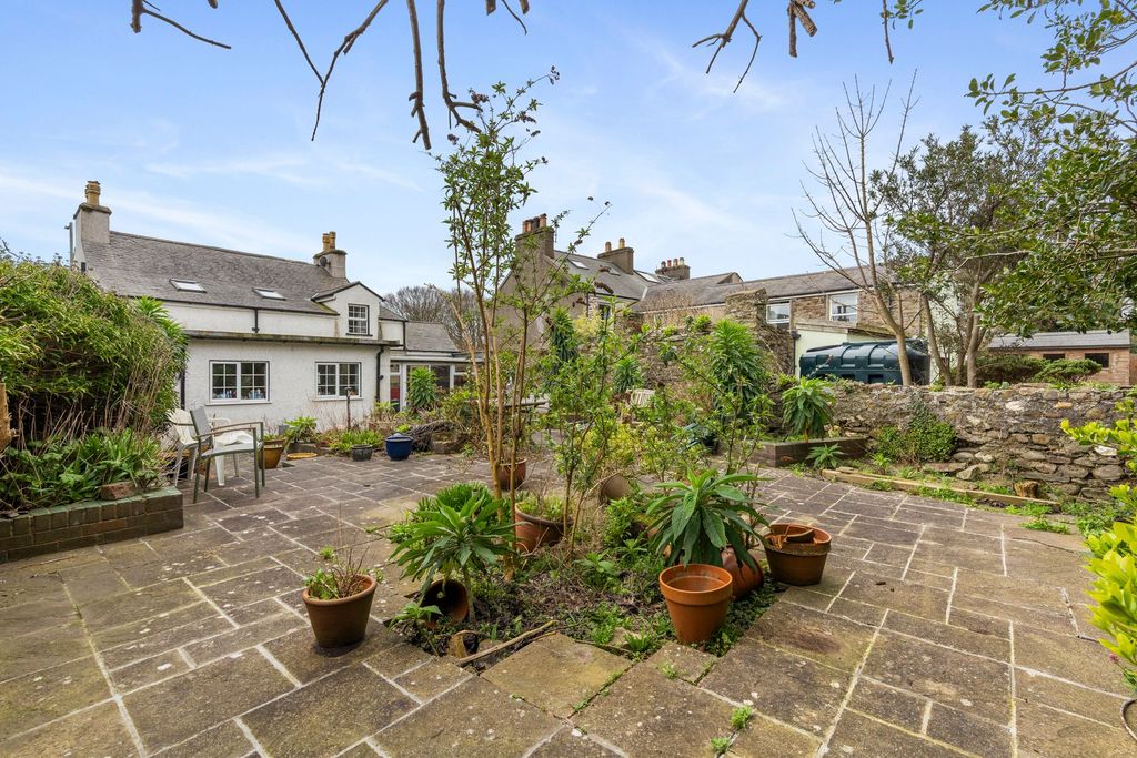 Property photo 2 of 11