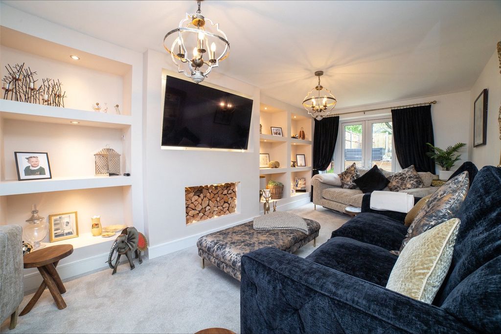 Property photo 2 of 39 Lounge With Lights